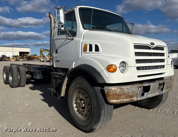 image for item DQ4229 2003 Sterling L7500 Series truck cab and chassis