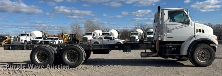 image for item DQ4229 2003 Sterling L7500 Series truck cab and chassis