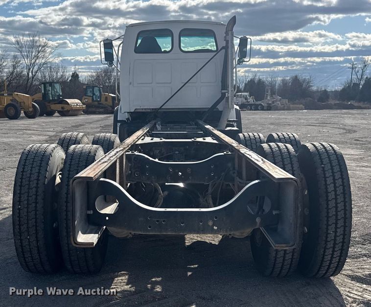 image for item DQ4229 2003 Sterling L7500 Series truck cab and chassis