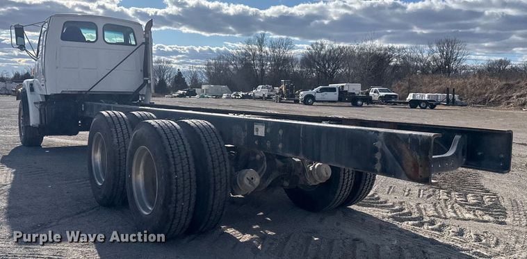 image for item DQ4229 2003 Sterling L7500 Series truck cab and chassis