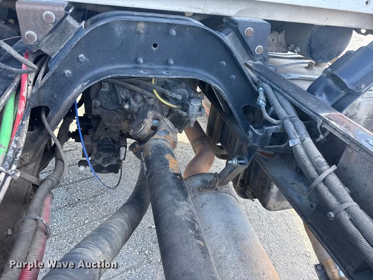 image for item DQ4229 2003 Sterling L7500 Series truck cab and chassis