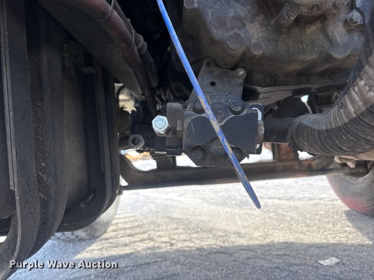 image for item DQ4229 2003 Sterling L7500 Series truck cab and chassis