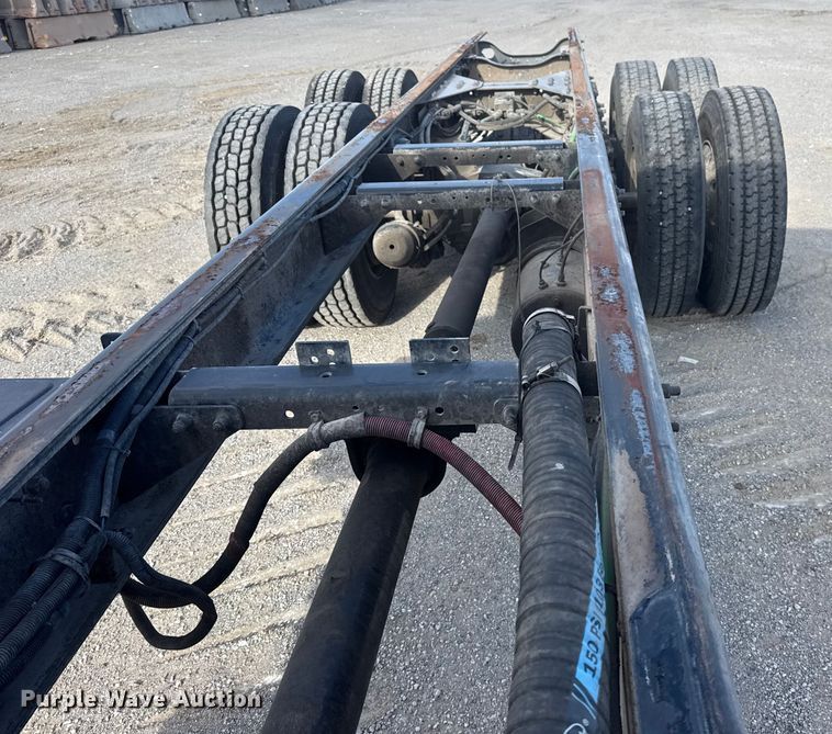 image for item DQ4229 2003 Sterling L7500 Series truck cab and chassis