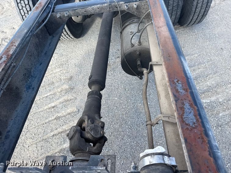 image for item DQ4229 2003 Sterling L7500 Series truck cab and chassis