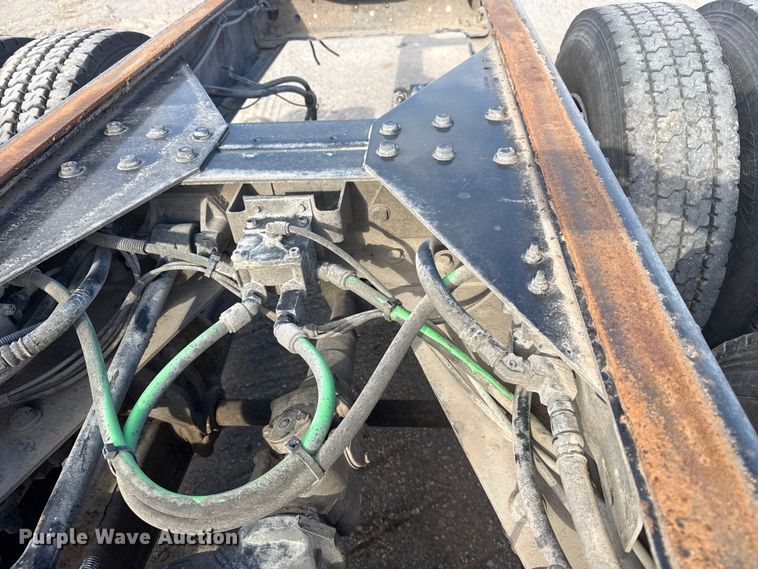 image for item DQ4229 2003 Sterling L7500 Series truck cab and chassis