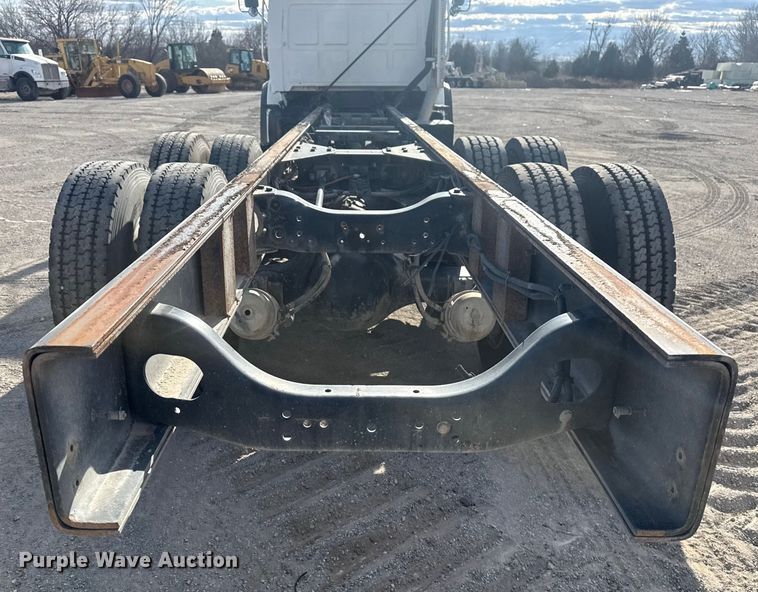 image for item DQ4229 2003 Sterling L7500 Series truck cab and chassis