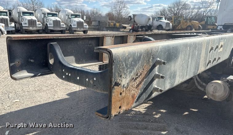 image for item DQ4229 2003 Sterling L7500 Series truck cab and chassis