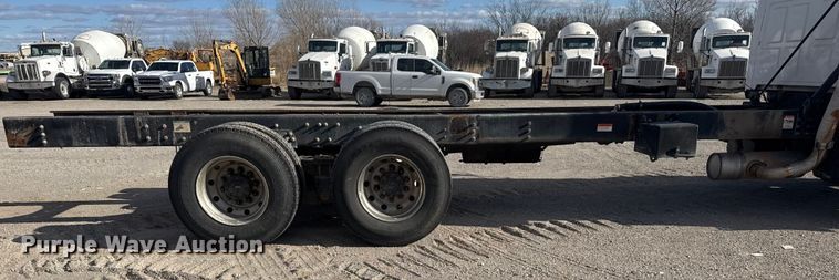 image for item DQ4229 2003 Sterling L7500 Series truck cab and chassis