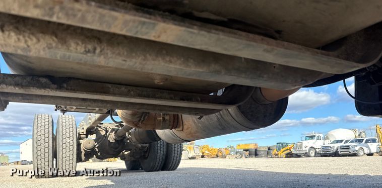 image for item DQ4229 2003 Sterling L7500 Series truck cab and chassis