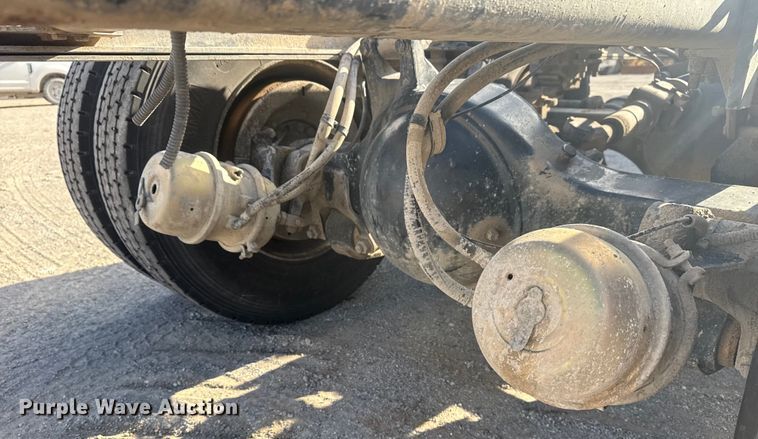 image for item DQ4229 2003 Sterling L7500 Series truck cab and chassis