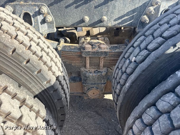 image for item DQ4229 2003 Sterling L7500 Series truck cab and chassis