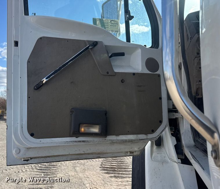 image for item DQ4229 2003 Sterling L7500 Series truck cab and chassis