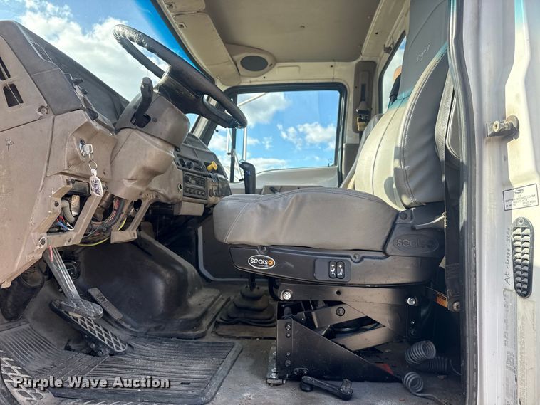 image for item DQ4229 2003 Sterling L7500 Series truck cab and chassis