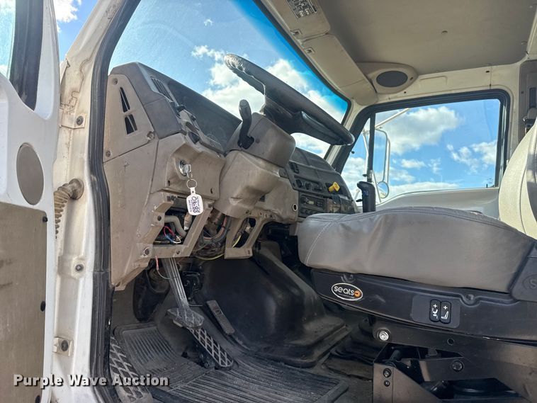 image for item DQ4229 2003 Sterling L7500 Series truck cab and chassis