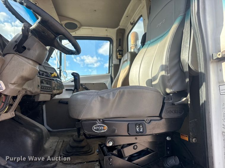 image for item DQ4229 2003 Sterling L7500 Series truck cab and chassis