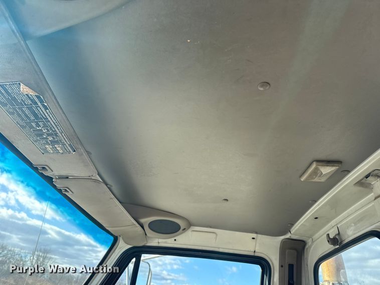 image for item DQ4229 2003 Sterling L7500 Series truck cab and chassis