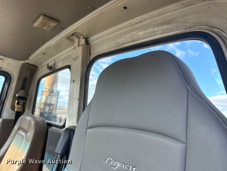 image for item DQ4229 2003 Sterling L7500 Series truck cab and chassis