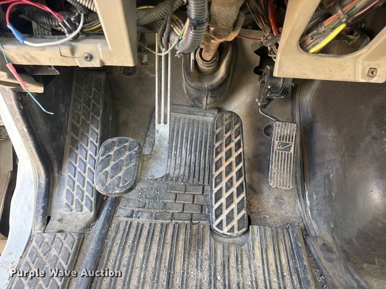 image for item DQ4229 2003 Sterling L7500 Series truck cab and chassis