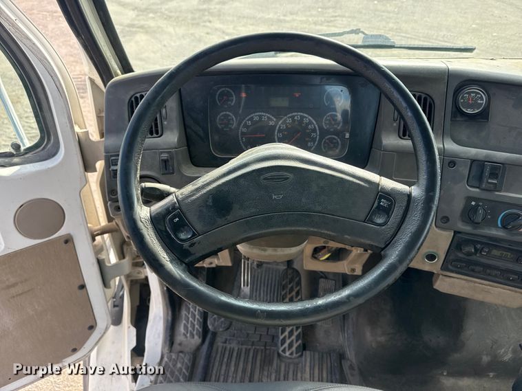 image for item DQ4229 2003 Sterling L7500 Series truck cab and chassis