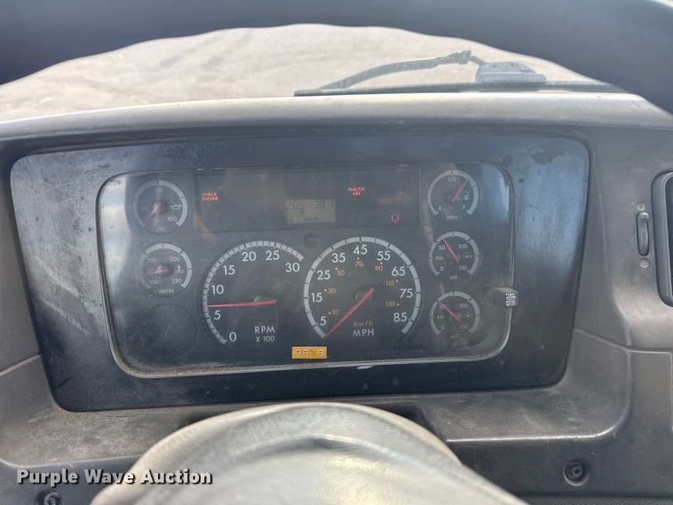 image for item DQ4229 2003 Sterling L7500 Series truck cab and chassis