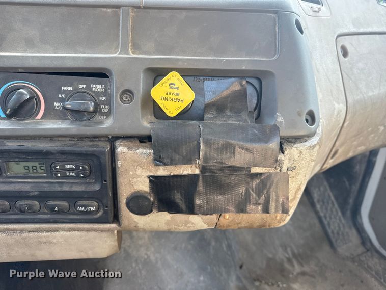 image for item DQ4229 2003 Sterling L7500 Series truck cab and chassis