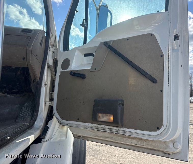 image for item DQ4229 2003 Sterling L7500 Series truck cab and chassis