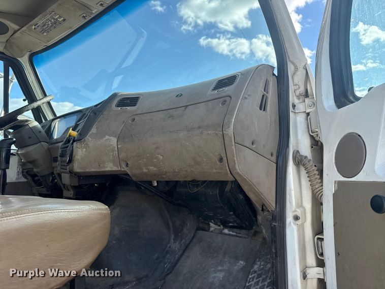 image for item DQ4229 2003 Sterling L7500 Series truck cab and chassis