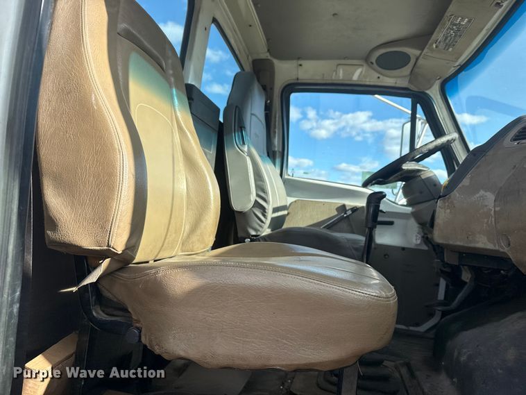 image for item DQ4229 2003 Sterling L7500 Series truck cab and chassis