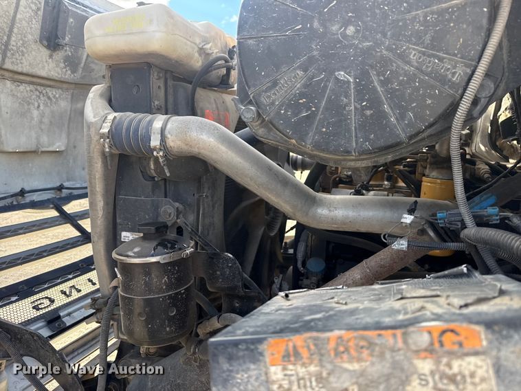 image for item DQ4229 2003 Sterling L7500 Series truck cab and chassis