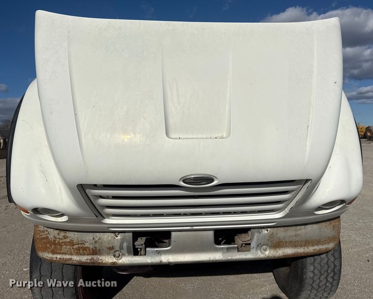 image for item DQ4229 2003 Sterling L7500 Series truck cab and chassis