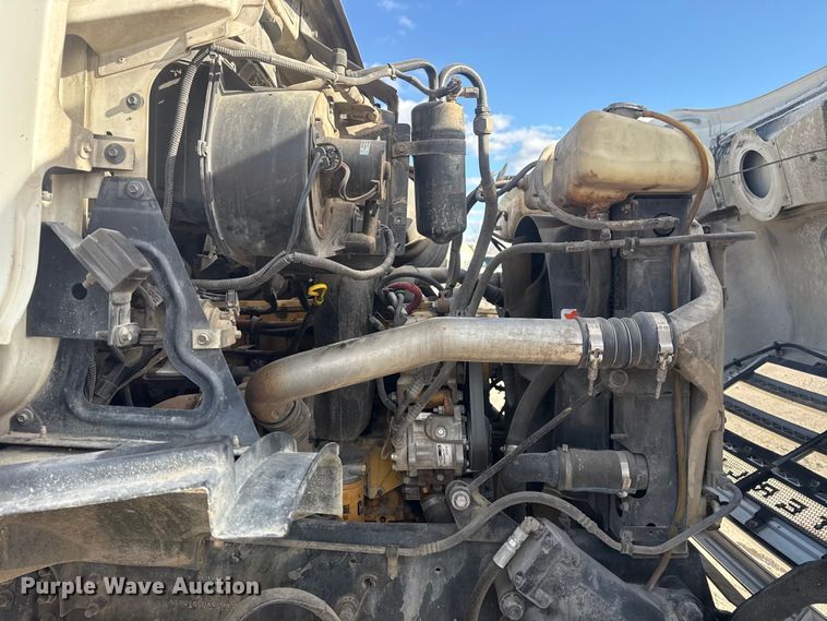 image for item DQ4229 2003 Sterling L7500 Series truck cab and chassis