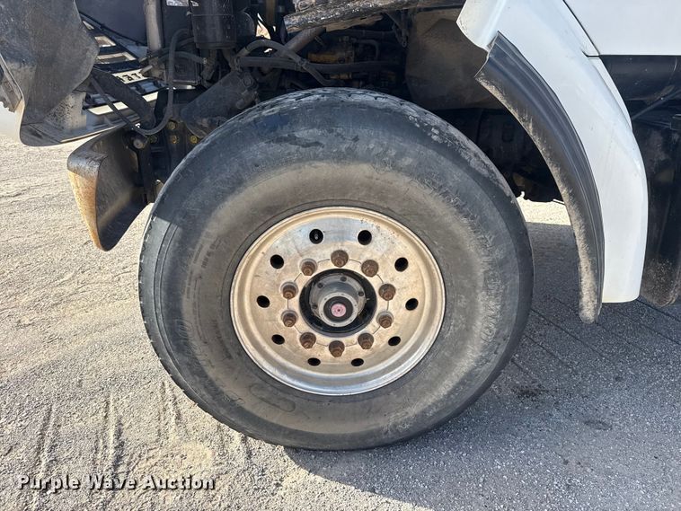 image for item DQ4229 2003 Sterling L7500 Series truck cab and chassis