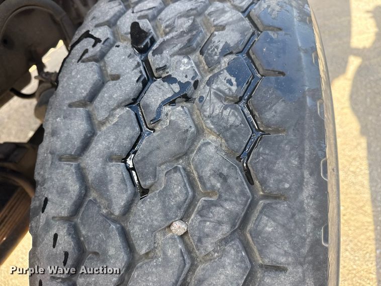 image for item DQ4229 2003 Sterling L7500 Series truck cab and chassis