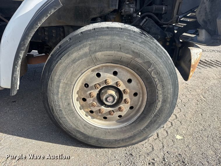 image for item DQ4229 2003 Sterling L7500 Series truck cab and chassis