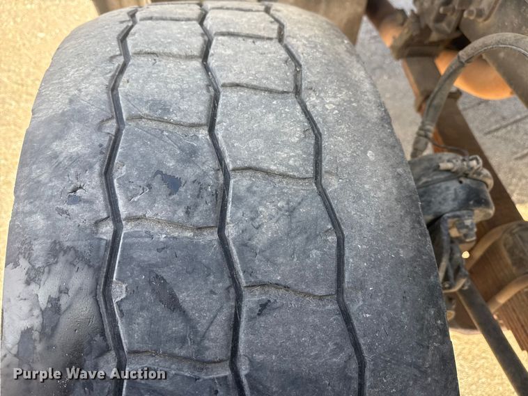 image for item DQ4229 2003 Sterling L7500 Series truck cab and chassis