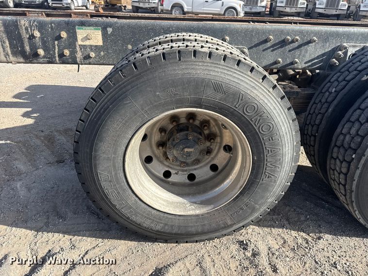 image for item DQ4229 2003 Sterling L7500 Series truck cab and chassis