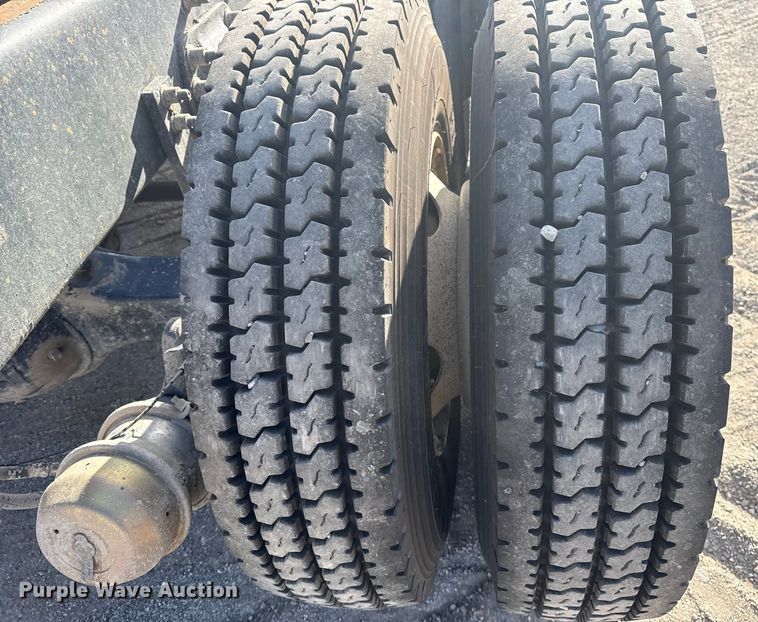 image for item DQ4229 2003 Sterling L7500 Series truck cab and chassis