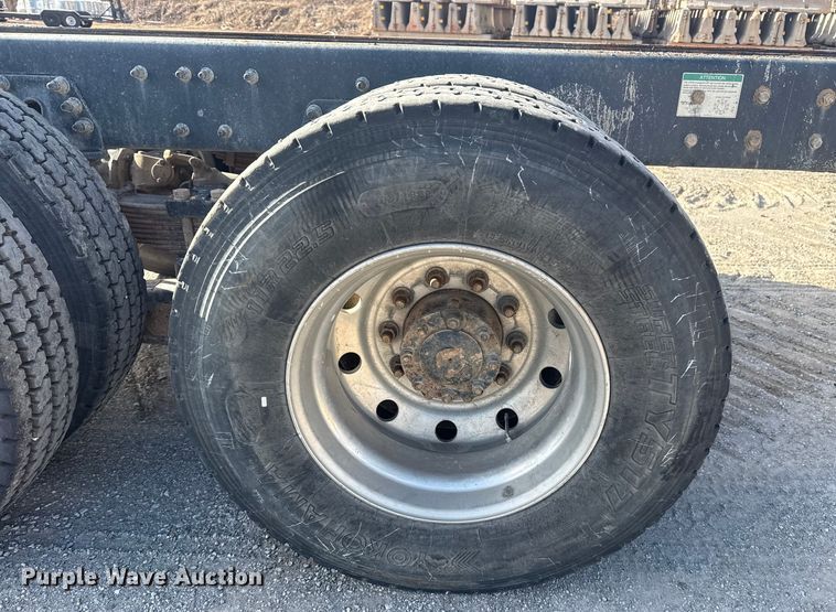 image for item DQ4229 2003 Sterling L7500 Series truck cab and chassis