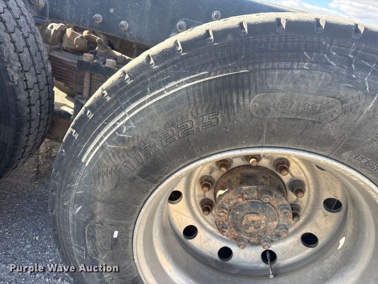 image for item DQ4229 2003 Sterling L7500 Series truck cab and chassis