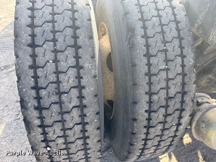 image for item DQ4229 2003 Sterling L7500 Series truck cab and chassis