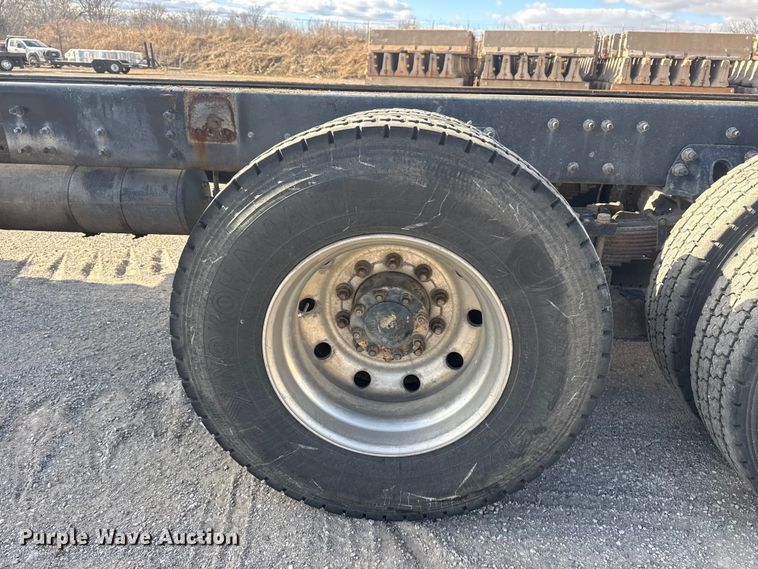 image for item DQ4229 2003 Sterling L7500 Series truck cab and chassis