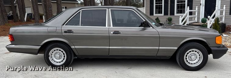 image for item DU0360 1985 Mercedes-Benz 126 