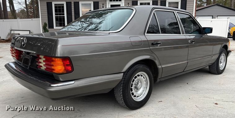 image for item DU0360 1985 Mercedes-Benz 126 