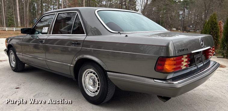image for item DU0360 1985 Mercedes-Benz 126 
