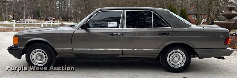 image for item DU0360 1985 Mercedes-Benz 126 