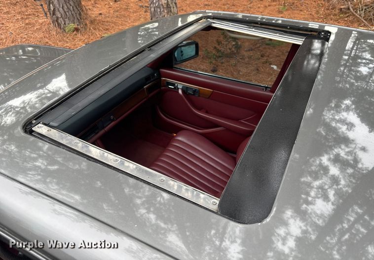 image for item DU0360 1985 Mercedes-Benz 126 