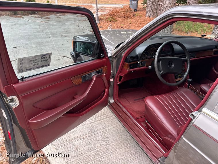 image for item DU0360 1985 Mercedes-Benz 126 