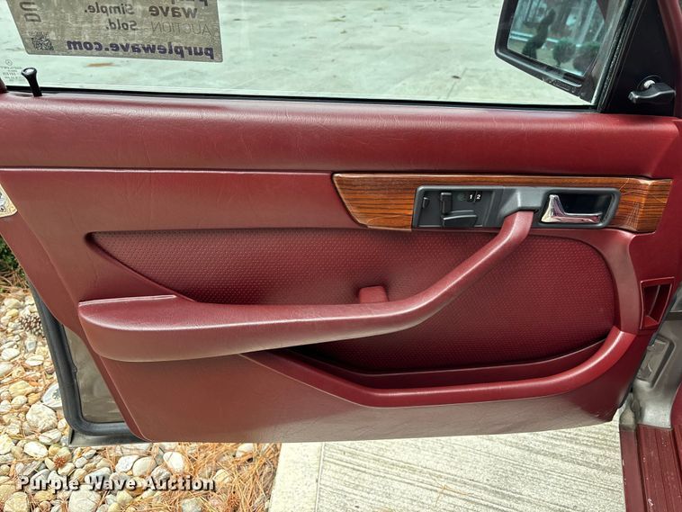 image for item DU0360 1985 Mercedes-Benz 126 