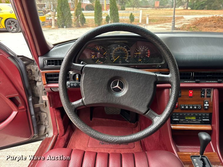 image for item DU0360 1985 Mercedes-Benz 126 