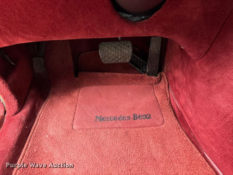 image for item DU0360 1985 Mercedes-Benz 126 